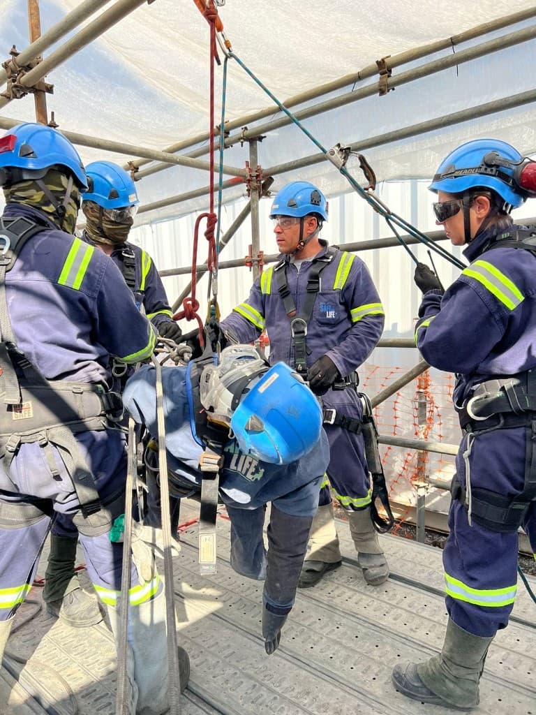 Equipe Safe Life em treinamento de resgate e trabalho em altura em estrutura metálica